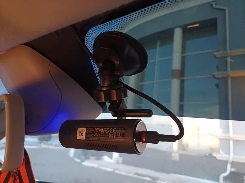 Видеорегистратор 70mai. Видеорегистратор прячется за зеркалом и не перекрывает обзор. Фото.