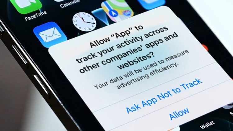 Айфон пишет: “Разрешить отслеживать вашу активность в других приложениях и на сайтах”. Что это значит и стоит ли разрешать? Фото.