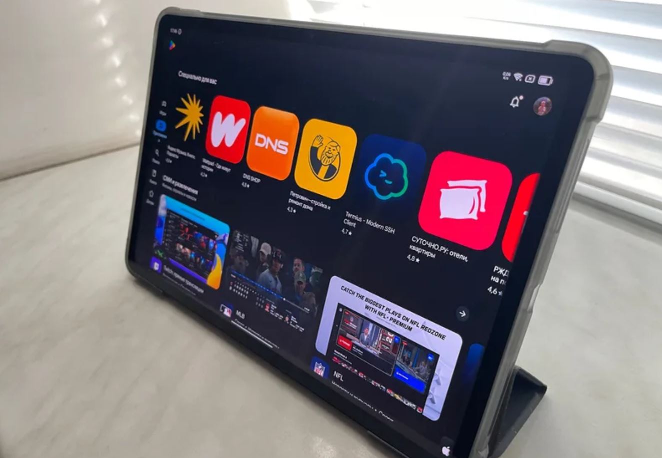 Планшет с экраном на 12 дюймов. Крутой планшет можно взять по невысокой цене. Фото.