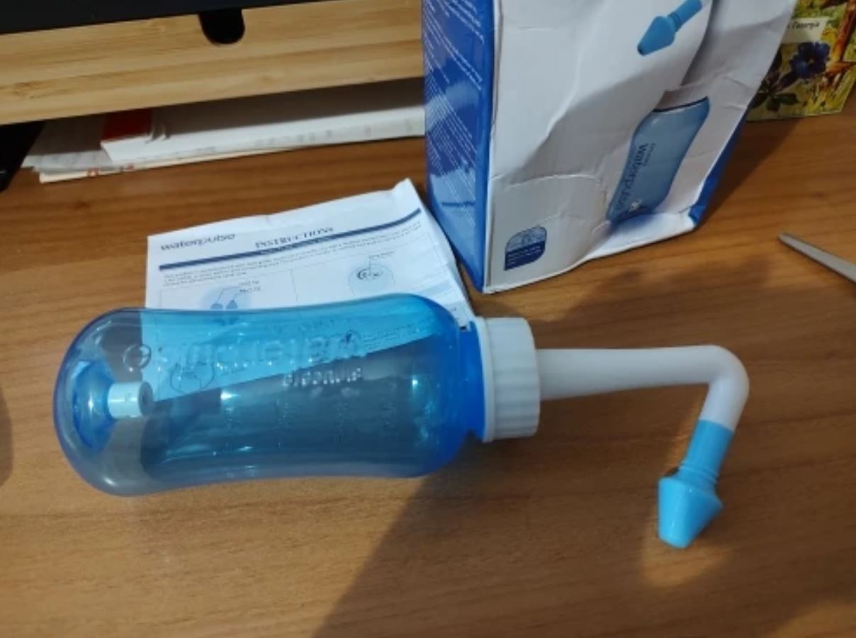 Бутылка для промывания носа. Прочистить нос можно простенькой бутылкой и солевым раствором. Фото.