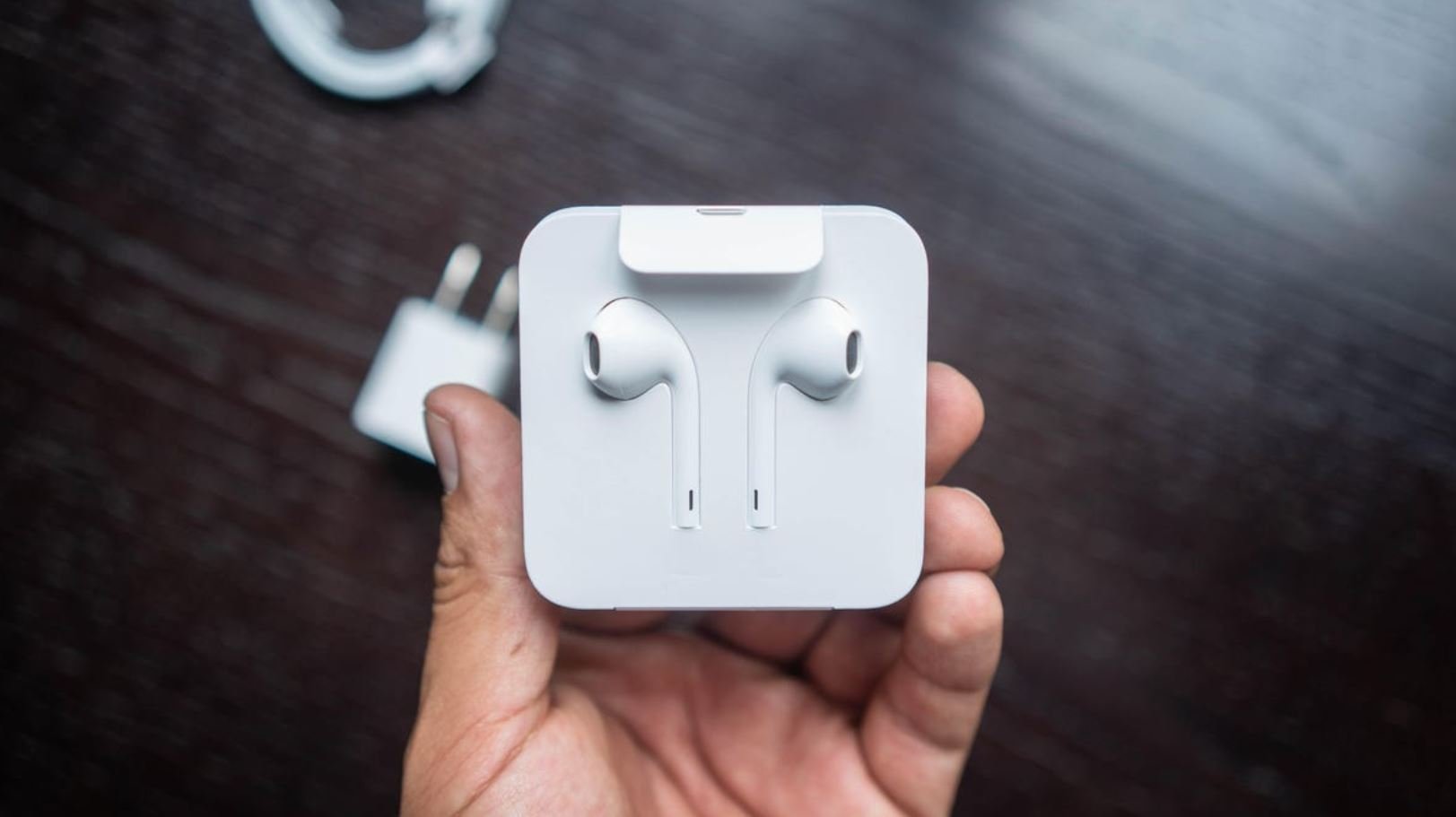 Недорогие наушники для Айфона. Проводным наушникам Apple не страшен износ. Фото: cnet.com. Фото.