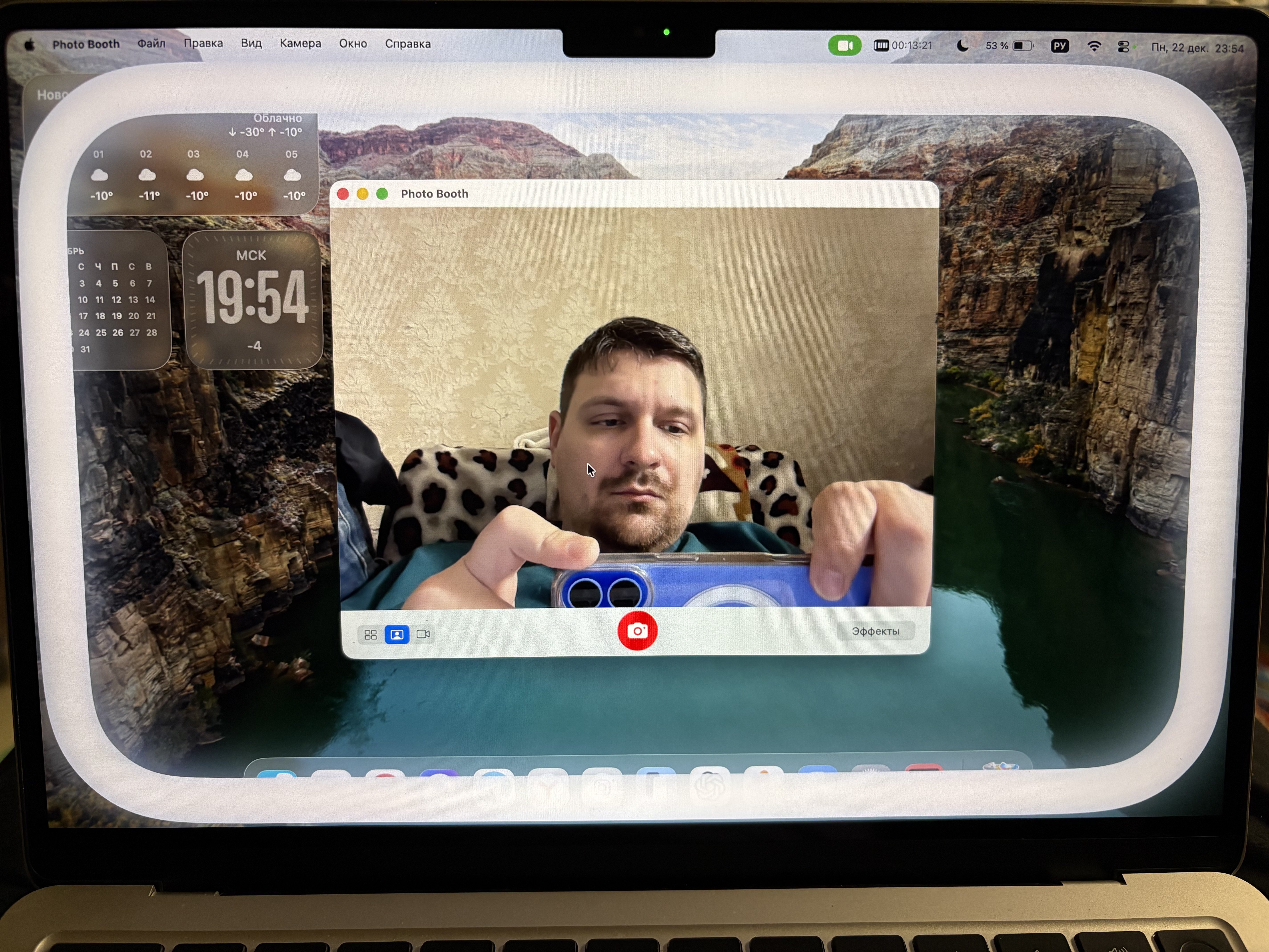 Как включить и настроить кольцевую подсветку для видеозвонков на компьютерах Mac с macOS Tahoe 26.2. Вот так выглядит стандартная подсветка. Скриншот сделать нельзя. Фото.