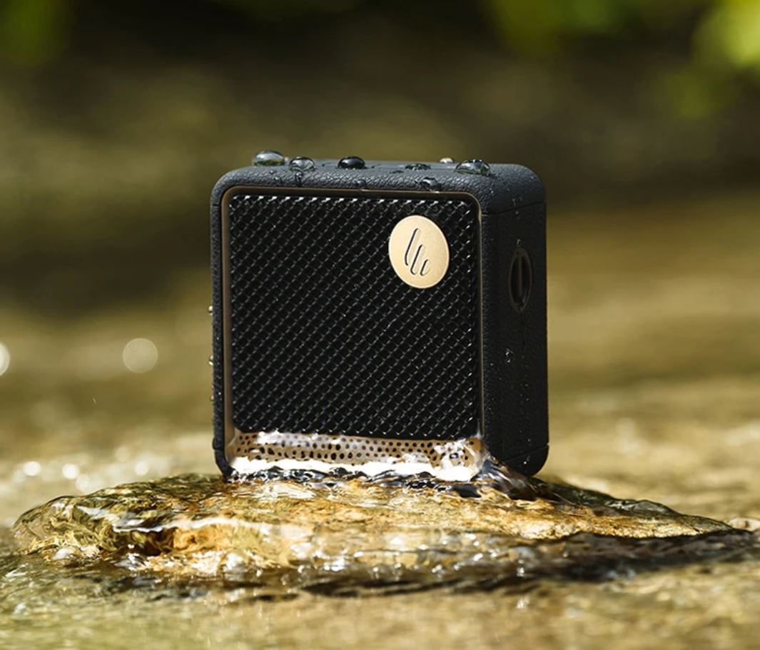 Компактная Bluetooth-колонка. Отличная колонка для тех, кому нужен стильный и функциональный гаджет. Фото.