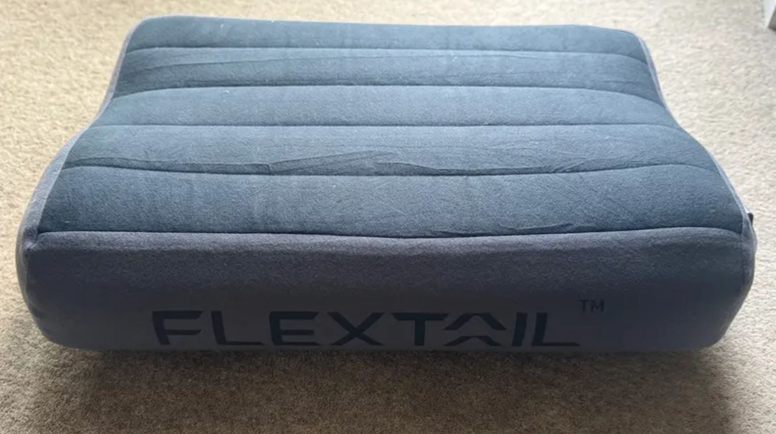 Надувная подушка под голову. Подушка легко надувается и сдувается, помещаясь в компактный чехол-мешочек. Фото.