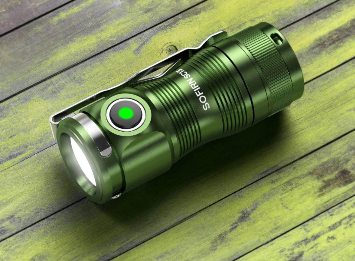 Мощный походный фонарик. Фонарик «бьет» очень далеко — будет полезен в походах. Фото.