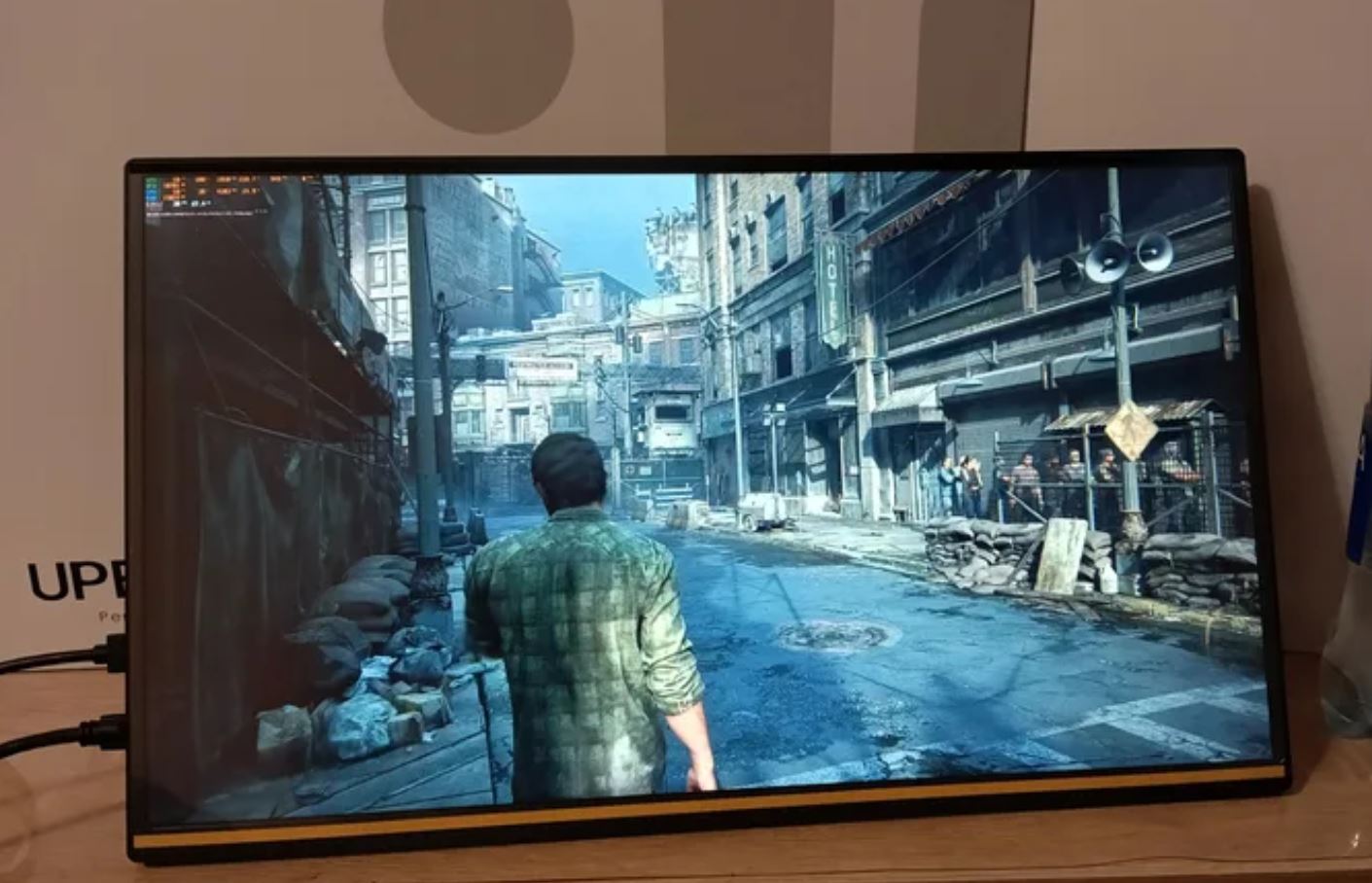 Портативный монитор недорого. Крутой монитор сливают по суперцене — такой можно поставить на даче или использовать как допэкран на столе! Фото.