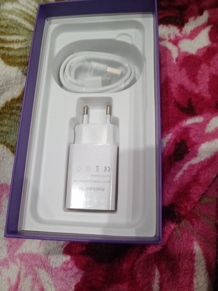 Характеристики поддельного iPhone 17 Pro Max. А в комплекте есть зарядка — у оригинала такого нет. Изображение: wildberries.ru. Фото.