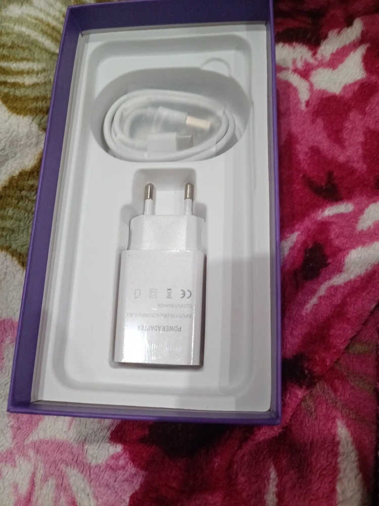 Характеристики поддельного iPhone 17 Pro Max. А в комплекте есть зарядка — у оригинала такого нет. Изображение: wildberries.ru. Фото.