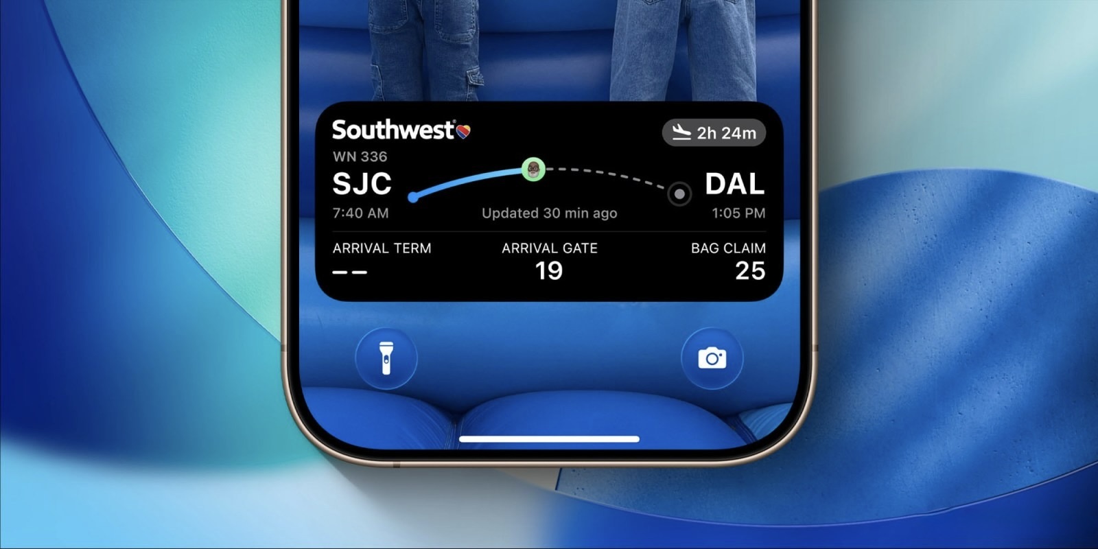 Как изменились виджеты Live Activities на iPhone в iOS 26. Вся информация о рейсе в Live Activities, и ей можно поделиться. Изображение: 9to5mac.com. Фото.