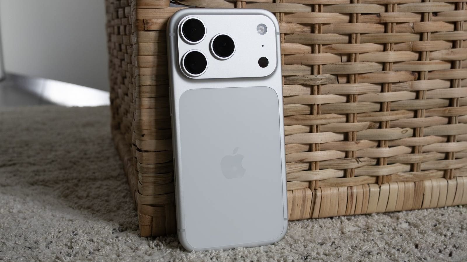 Ждете редизайн iPhone 18 Pro? Каким новый смартфон Apple 2026 года будет на самом деле. Дизайн задней панели останется прежним. Изображение: pocket-lint.com. Фото.