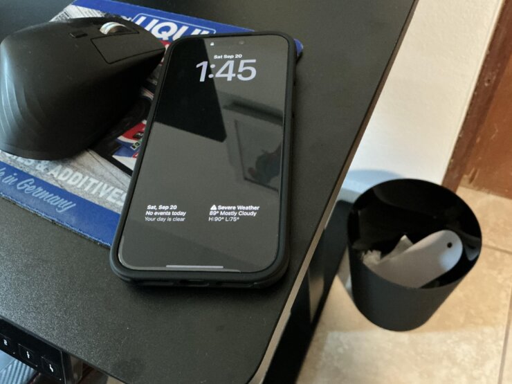 Почему дешевое стекло «убивает» экран iPhone. Вот так будет бликовать экран нового айфона, если скрыть его под дешевым стеклом. Изображение: reddit.com. Фото.