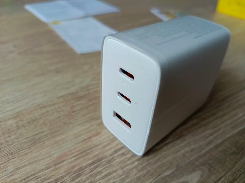 Какую зарядку купить для iPhone. Блок помощнее с дополнительными разъемами. Изображение: aliexpress.ru. Фото.