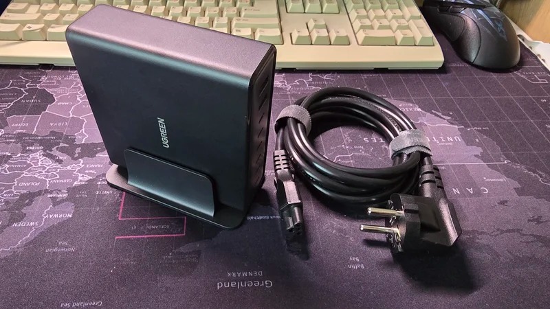 Какую зарядку купить для iPhone. Настольная зарядка, которую можно поставить как вертикально, так и горизонтально. Изображение: aliexpress.ru. Фото.