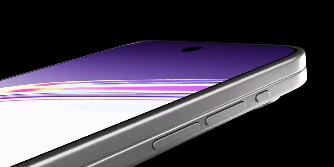 Как выглядит iPhone Fold. В сложенном состоянии смартфон будет не таким тонким, как обычные устройства. Изображение: YouTube. Фото.