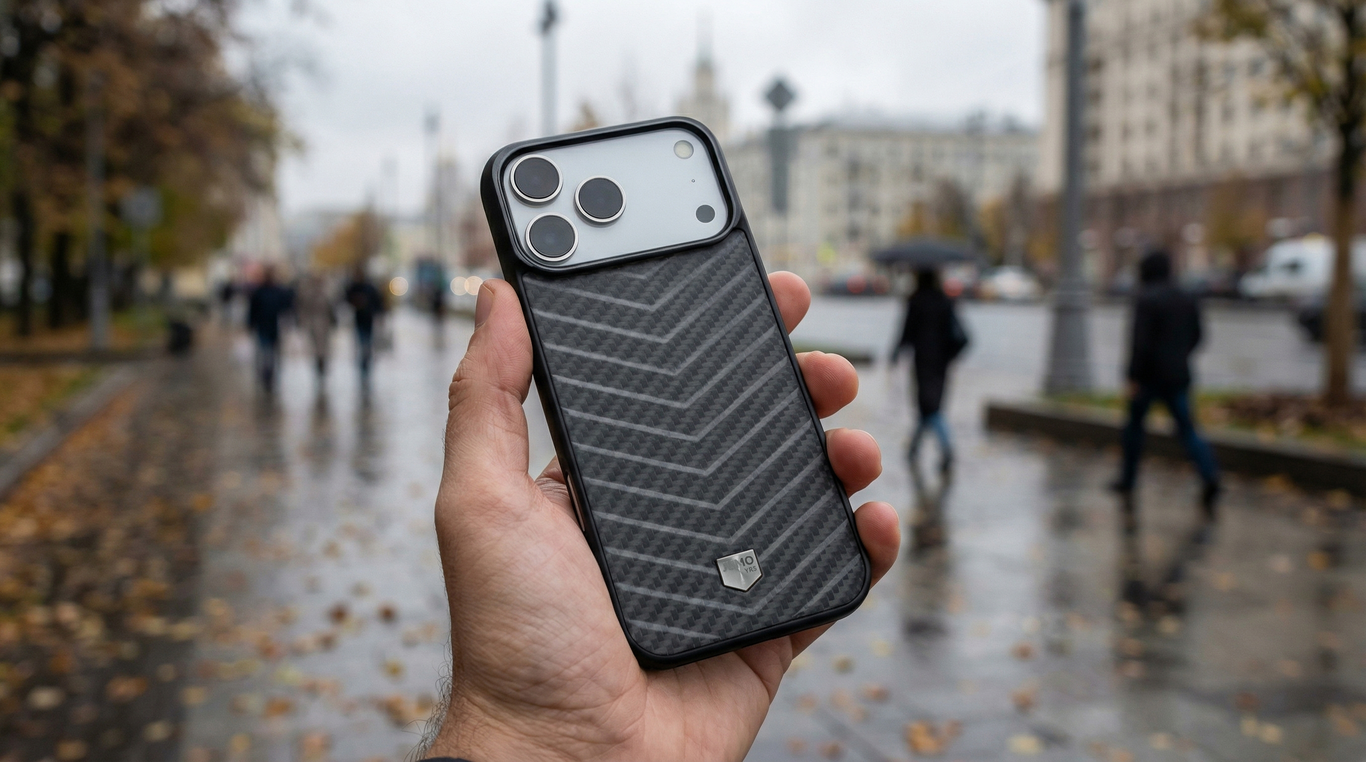 Карбоновый чехол для айфона. Строгий и стильный чехол для iPhone. Фото.