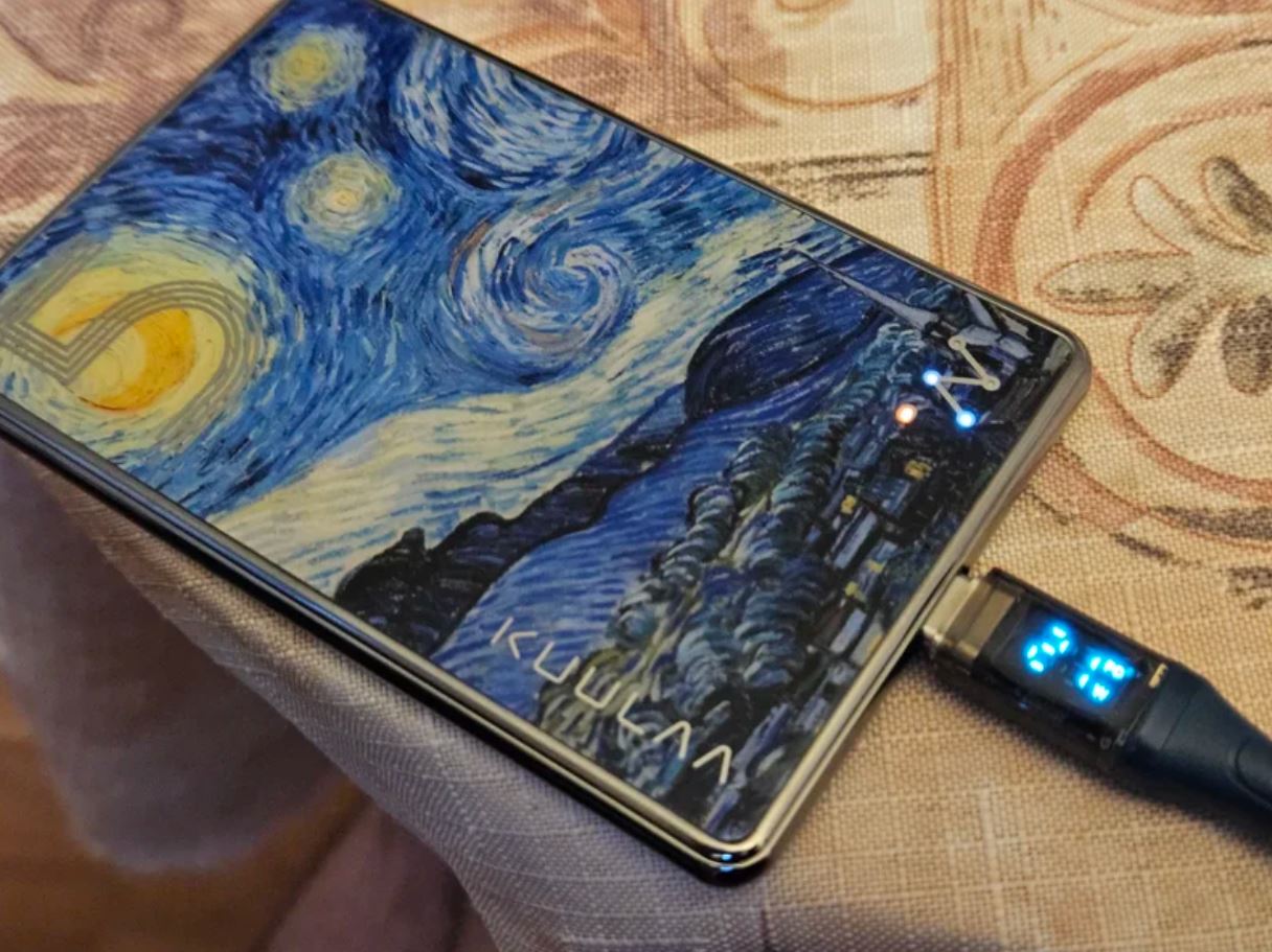 Беспроводной повербанк с MagSafe. Крутая беспроводная портативка с приятным дизайном — ее можно взять недорого. Фото.