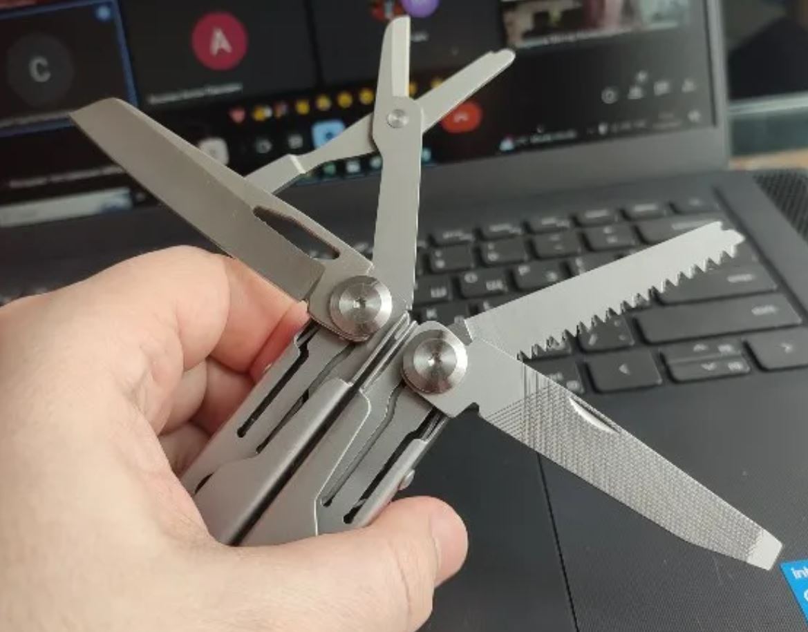 Многофункциональный складной нож. Мультитул содержит массу полезных инструментов и пригодится многим в быту. Фото.