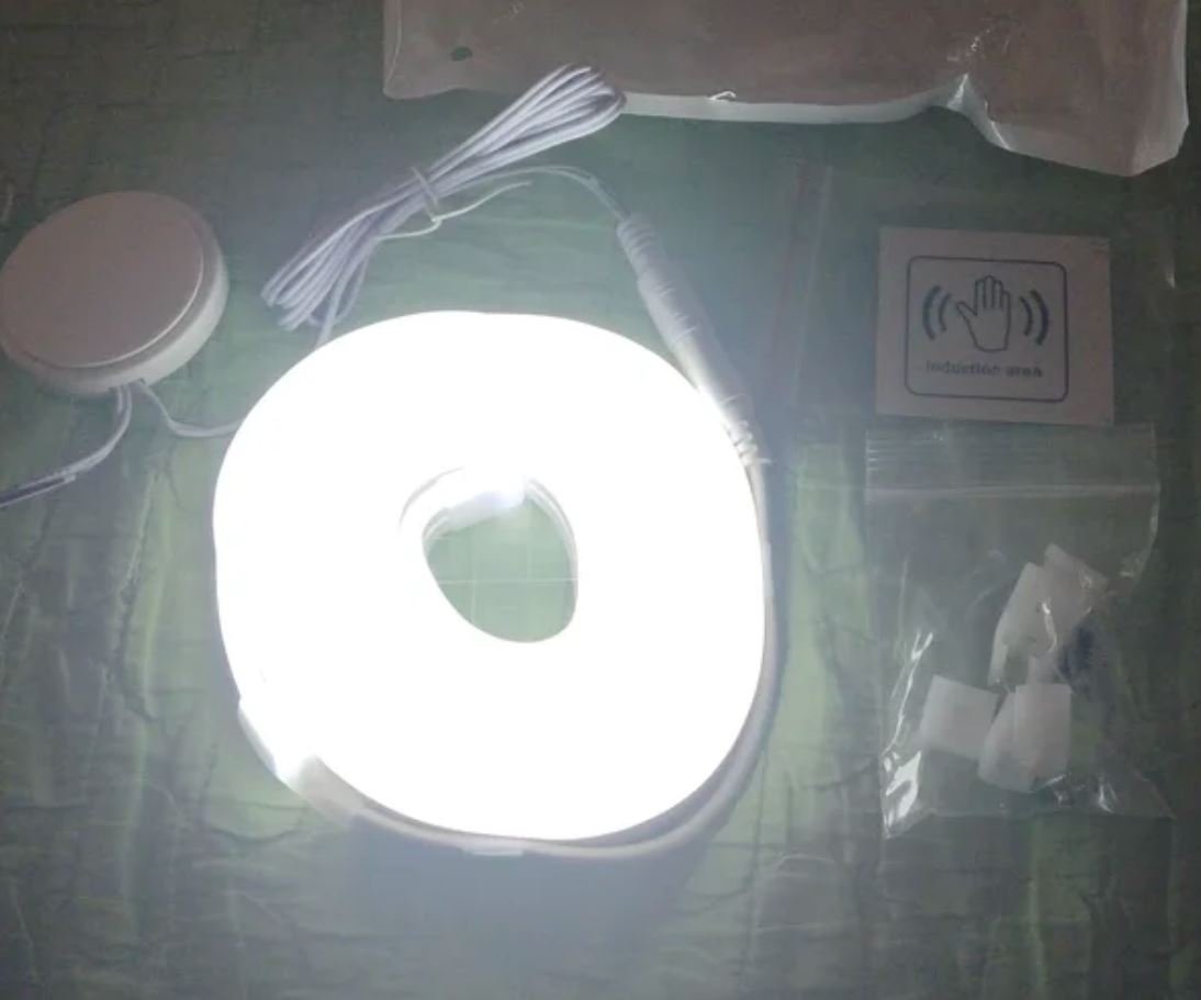 Необычная светодиодная лента. Лента работает от сенсорного выключателя, который можно установить где удобно. Фото.