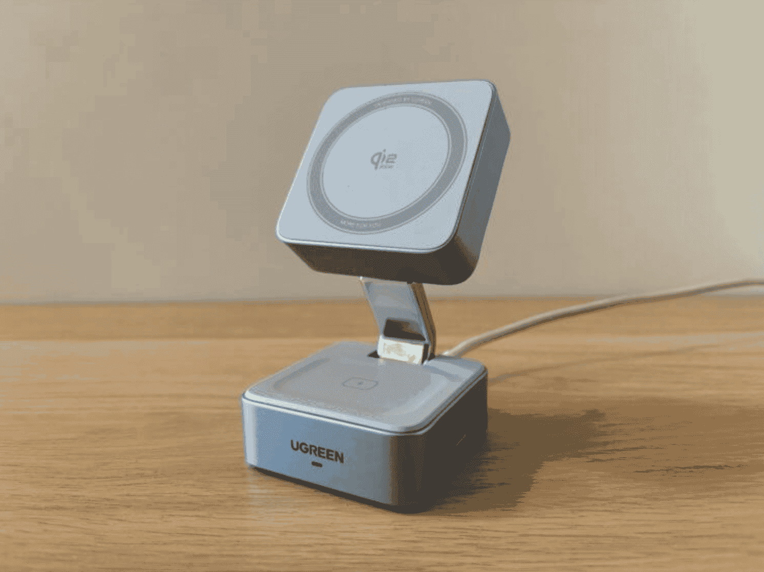 Беспроводная зарядка на айфон. Зарядка складывается в небольшую платформу. Фото.