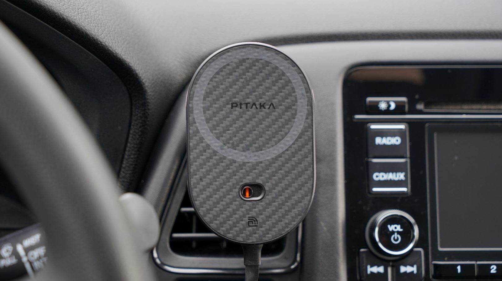 Лучшая зарядка для Айфона в машину. Зарядка Pitaka проста и надежна в использовании. Фото: appleinsider.com. Фото.