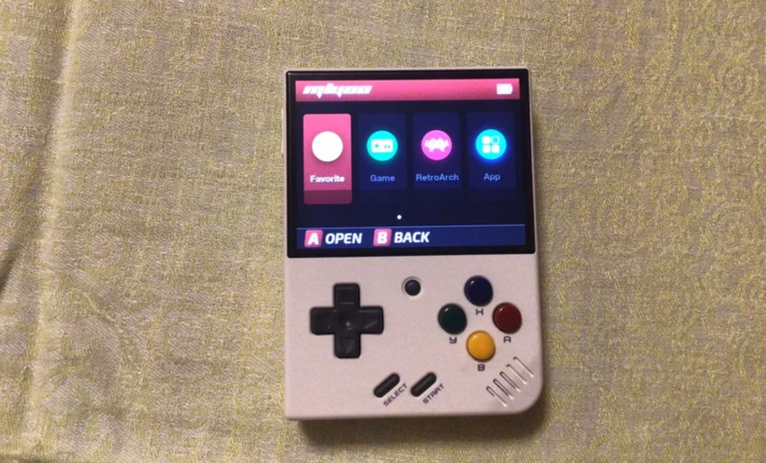 Портативная игровая консоль. Топовая игровая консоль для фанатов ретроигр. На нее можно установить что угодно! Фото.