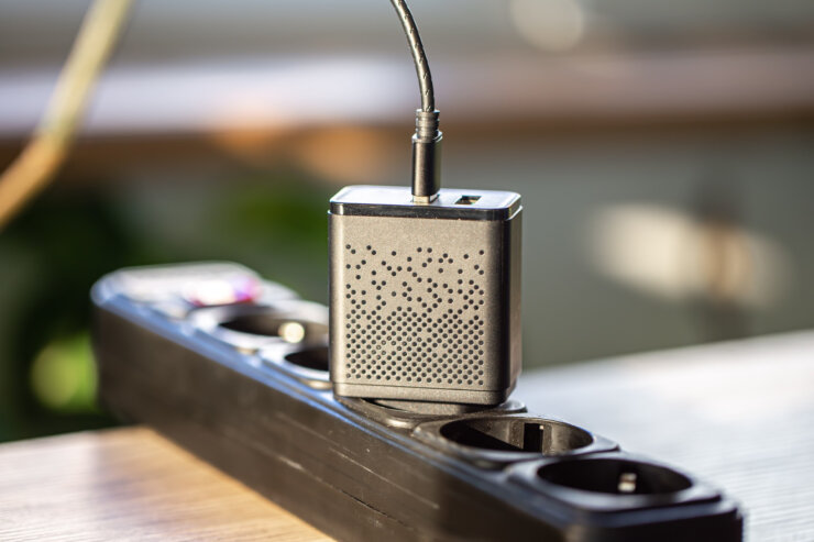 Безопасно ли оставлять зарядку в розетке на ночь. Покупайте только качественные зарядки от известных брендов. Изображение: Freepik/pvproductions. Фото.