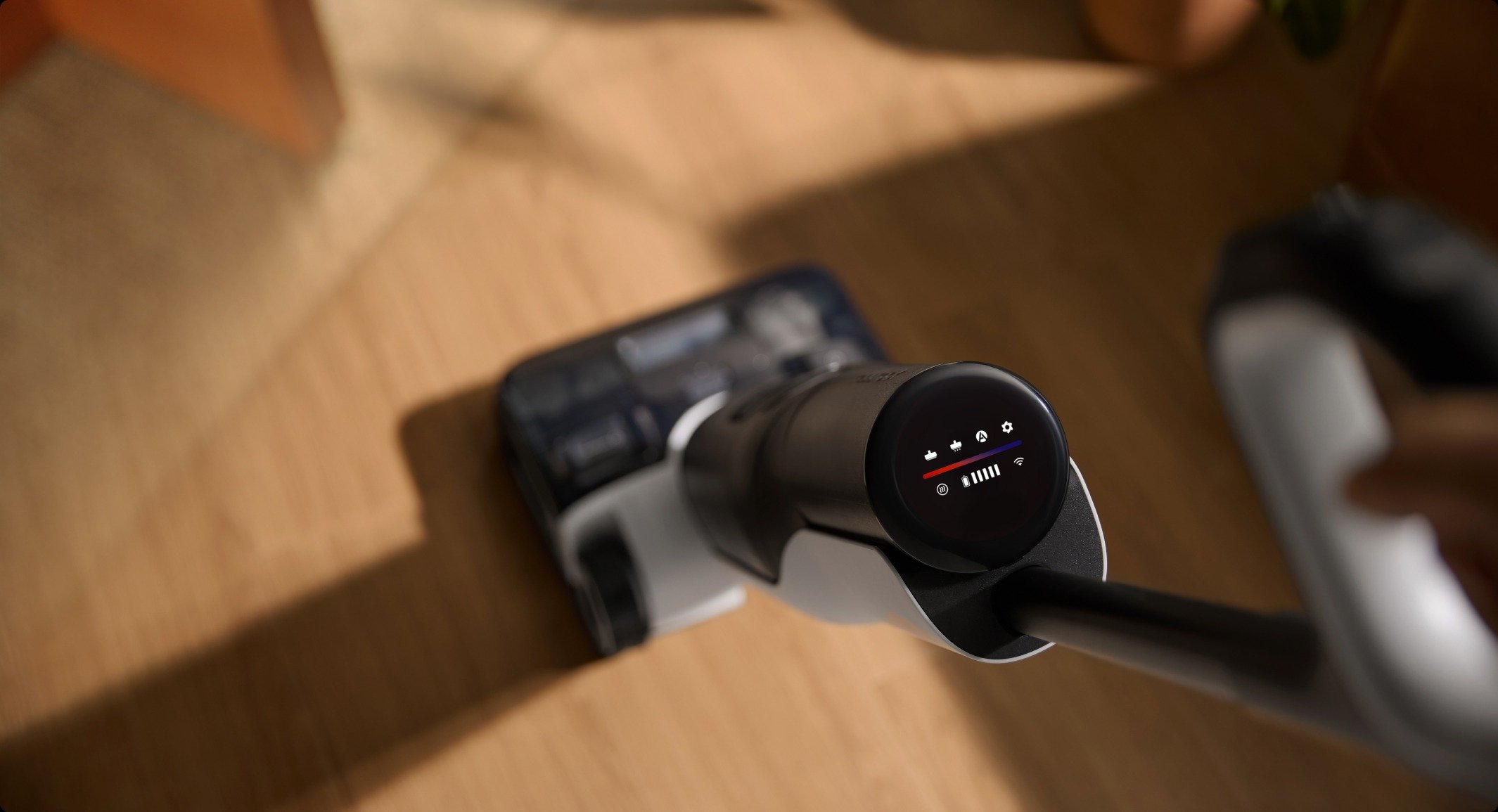 Roborock F25 ALT — моющий вертикальный пылесос. Вся информация о работе выводится на небольшой экранчик. Изображение: global.roborock.com. Roborock F25 ALT — моющий вертикальный пылесос. Вся информация о работе выводится на небольшой экранчик. Изображение: global.roborock.com. Фото.