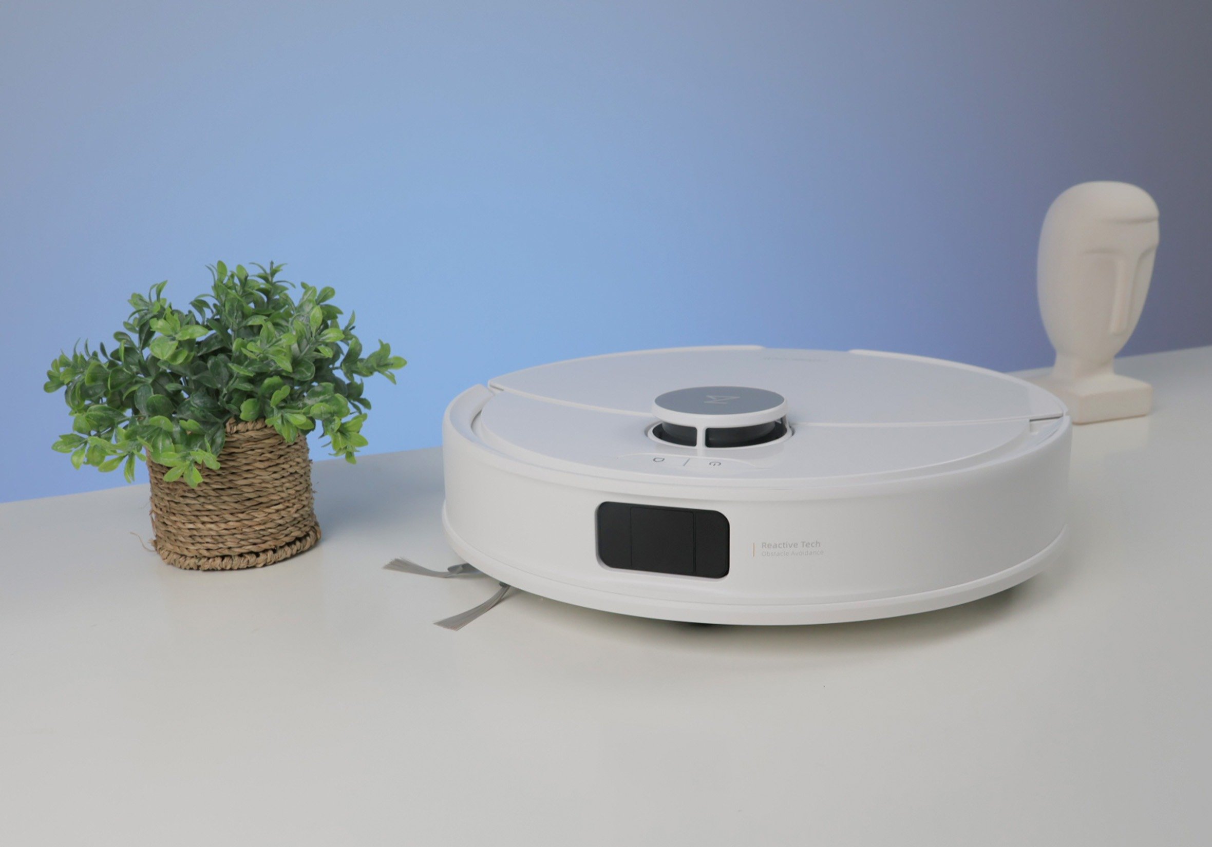 Roborock Q8 Max Pro — мощный робот-пылесос. В белом корпусе пылесос смотрится стильно. Изображение: bestrobot.info. Roborock Q8 Max Pro — мощный робот-пылесос. В белом корпусе пылесос смотрится стильно. Изображение: bestrobot.info. Фото.