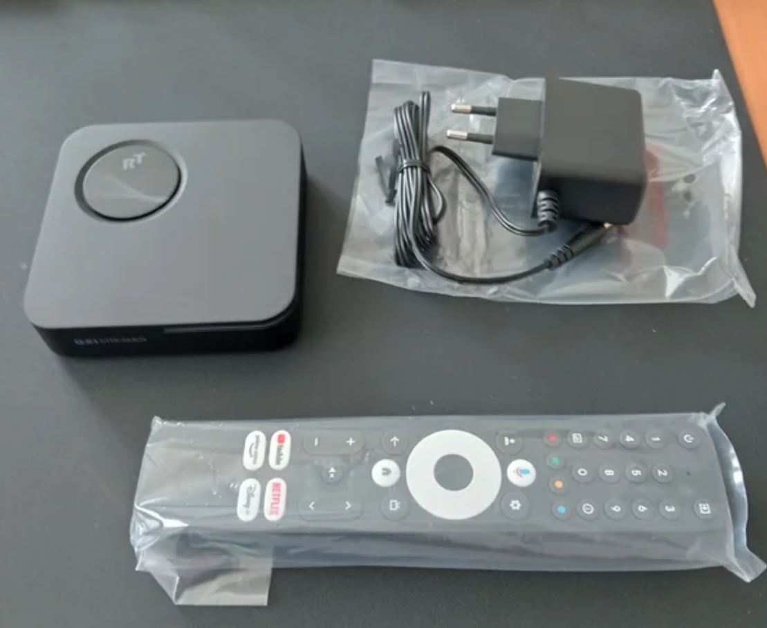 Хорошая приставка Smart TV. Приставка имеет сразу 4 ГБ ОЗУ, благодаря чему будет работать очень быстро. Фото.