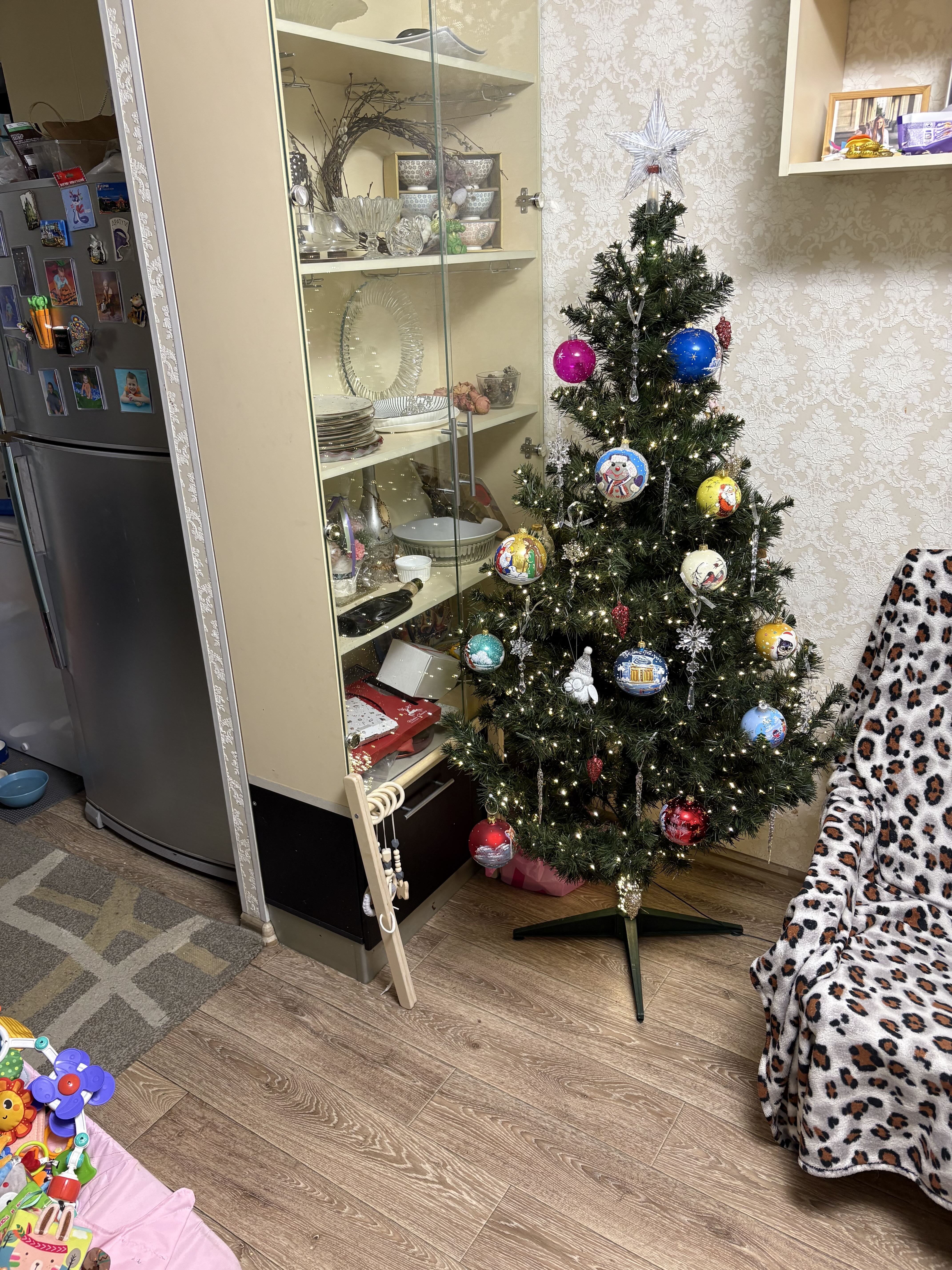 Как с помощью нейросетей показать ребенку, что подарок под елкой от Деда Мороза. Обычная елка без всего. Фото.