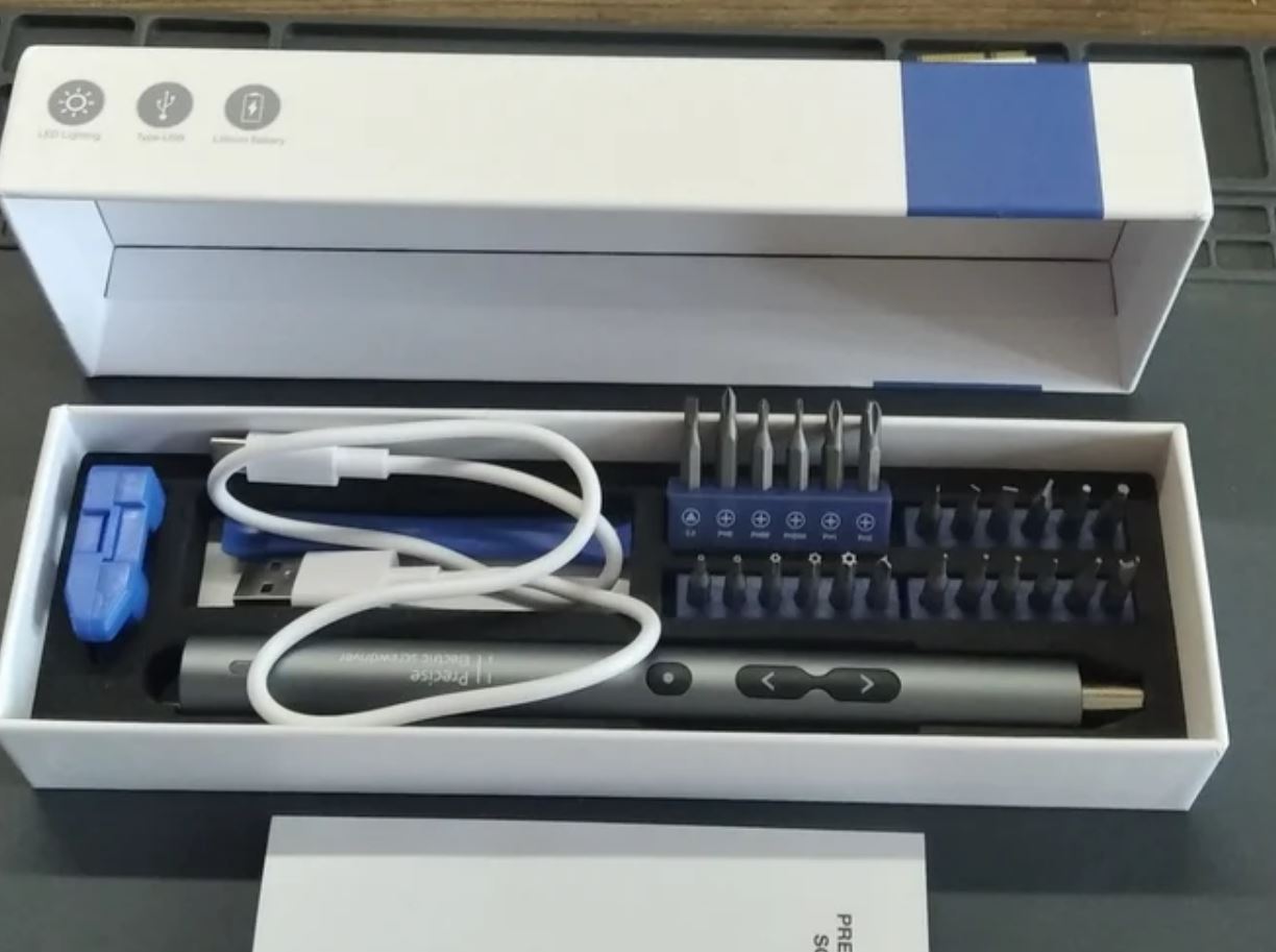 Электрическая отвертка с набором бит. Что может быть практичнее в хозяйстве, чем умная отвертка? Фото.