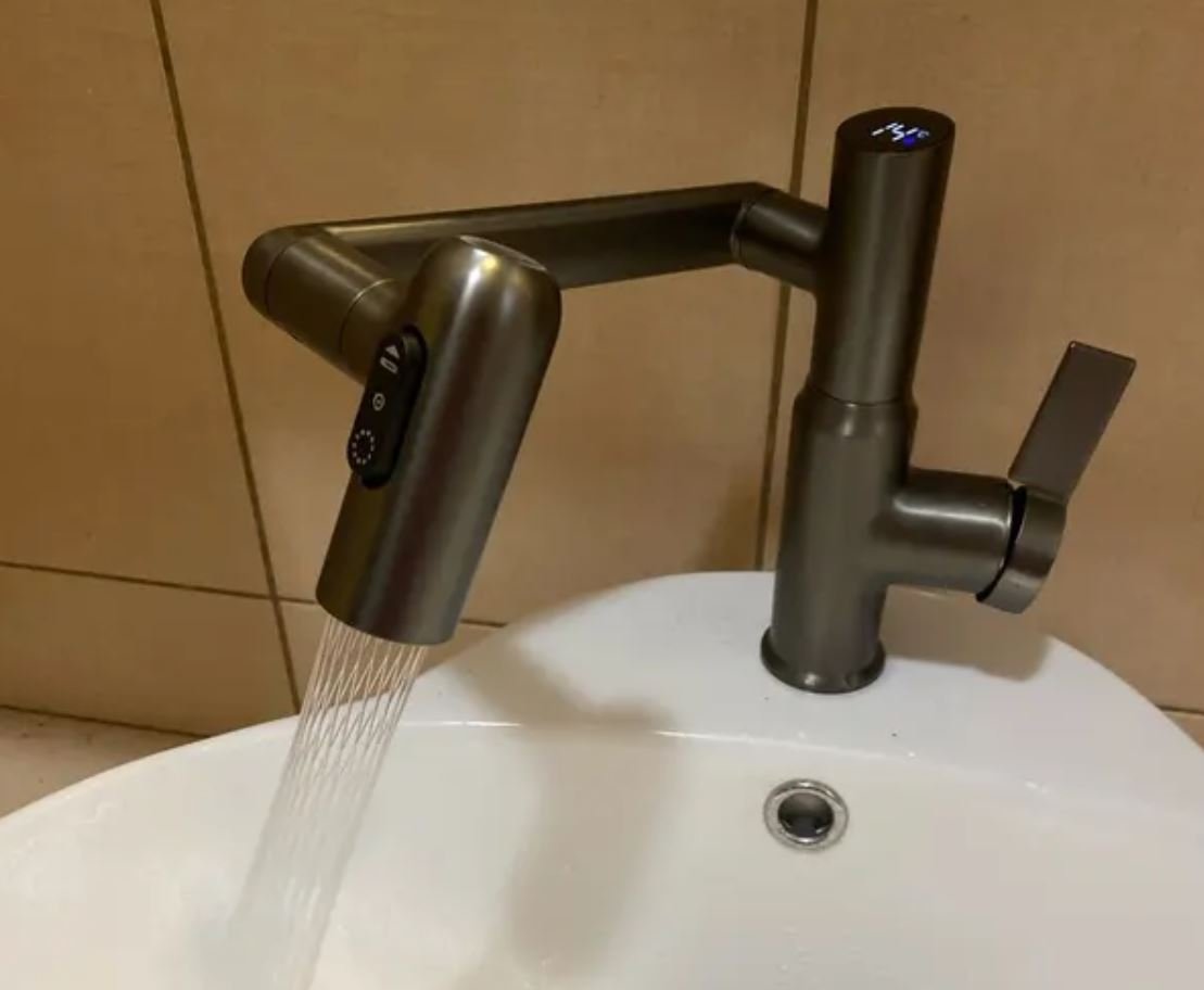 Умный смеситель для раковины. Смеситель не только подает воду под нужным углом, но еще и показывает температуру. Фото.