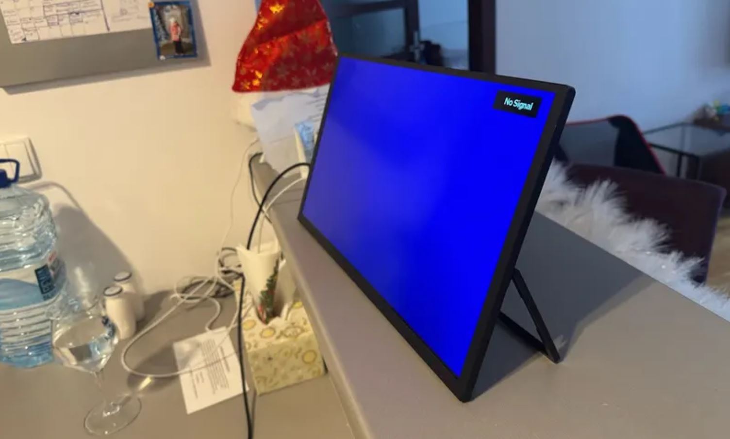 Большой портативный монитор. Монитор очень тонкий и легкий несмотря на диагональ. Фото.