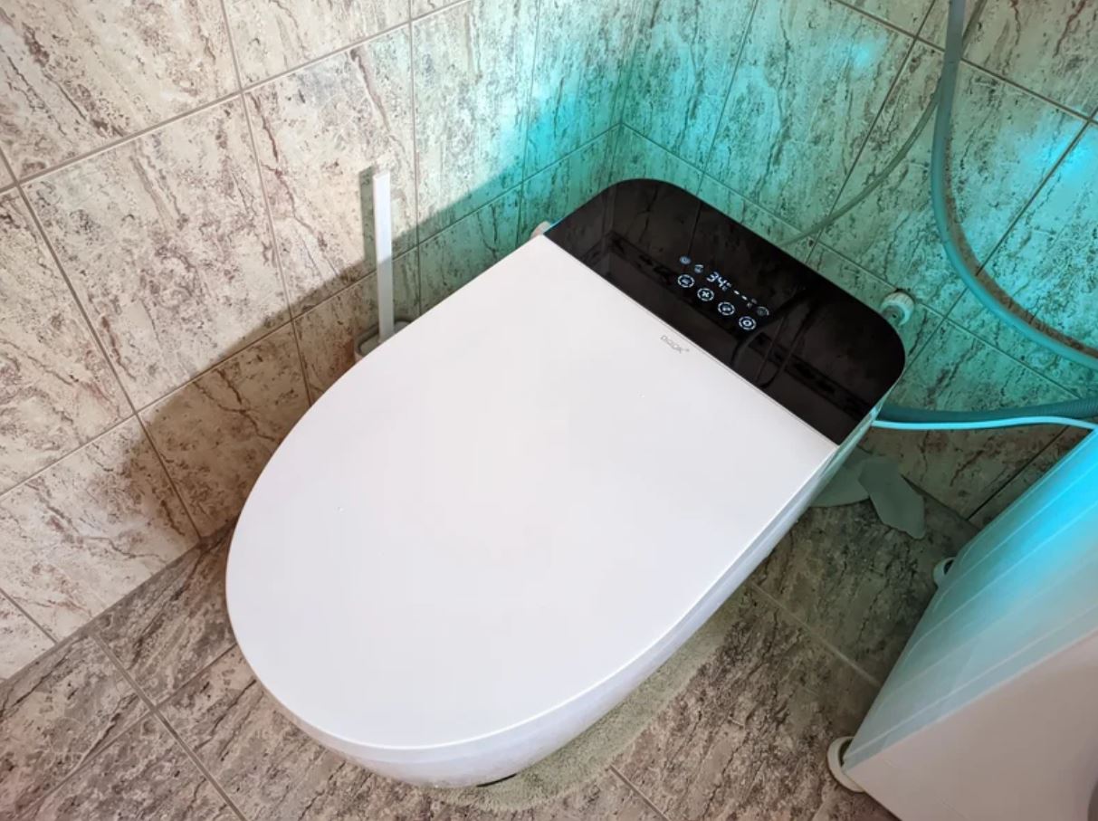 Недорогой умный унитаз. Отличный гаджет для тех, кто давно хотел обустроить умный дом. Фото.