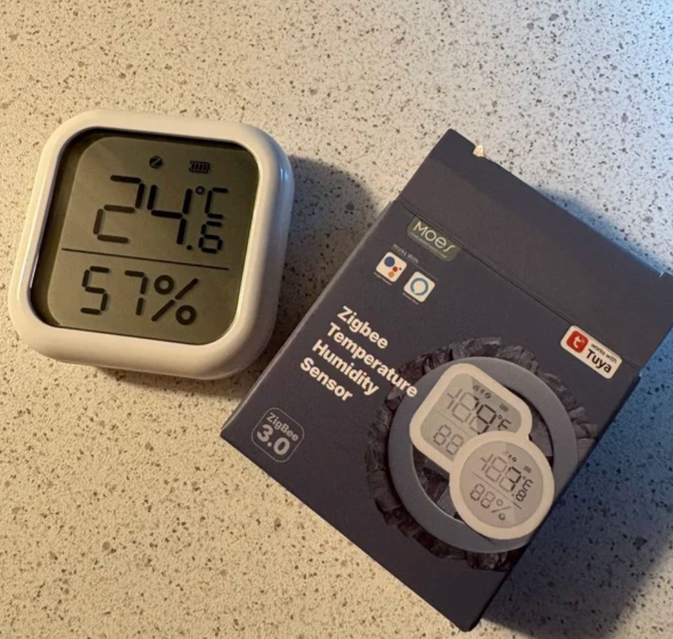 Датчик температуры для умного дома. Датчик Tuya подключается к умному дому и встраивается в сценарии. Фото.