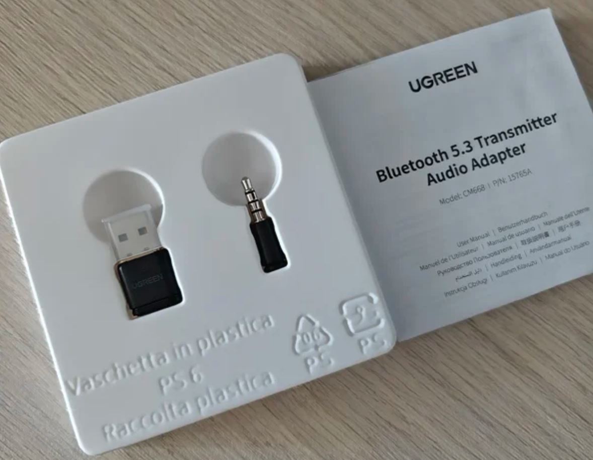 Блютуз-адаптер UGREEN. Передатчик UGREEN подойдет для геймпадов и игровых приставок. Фото.
