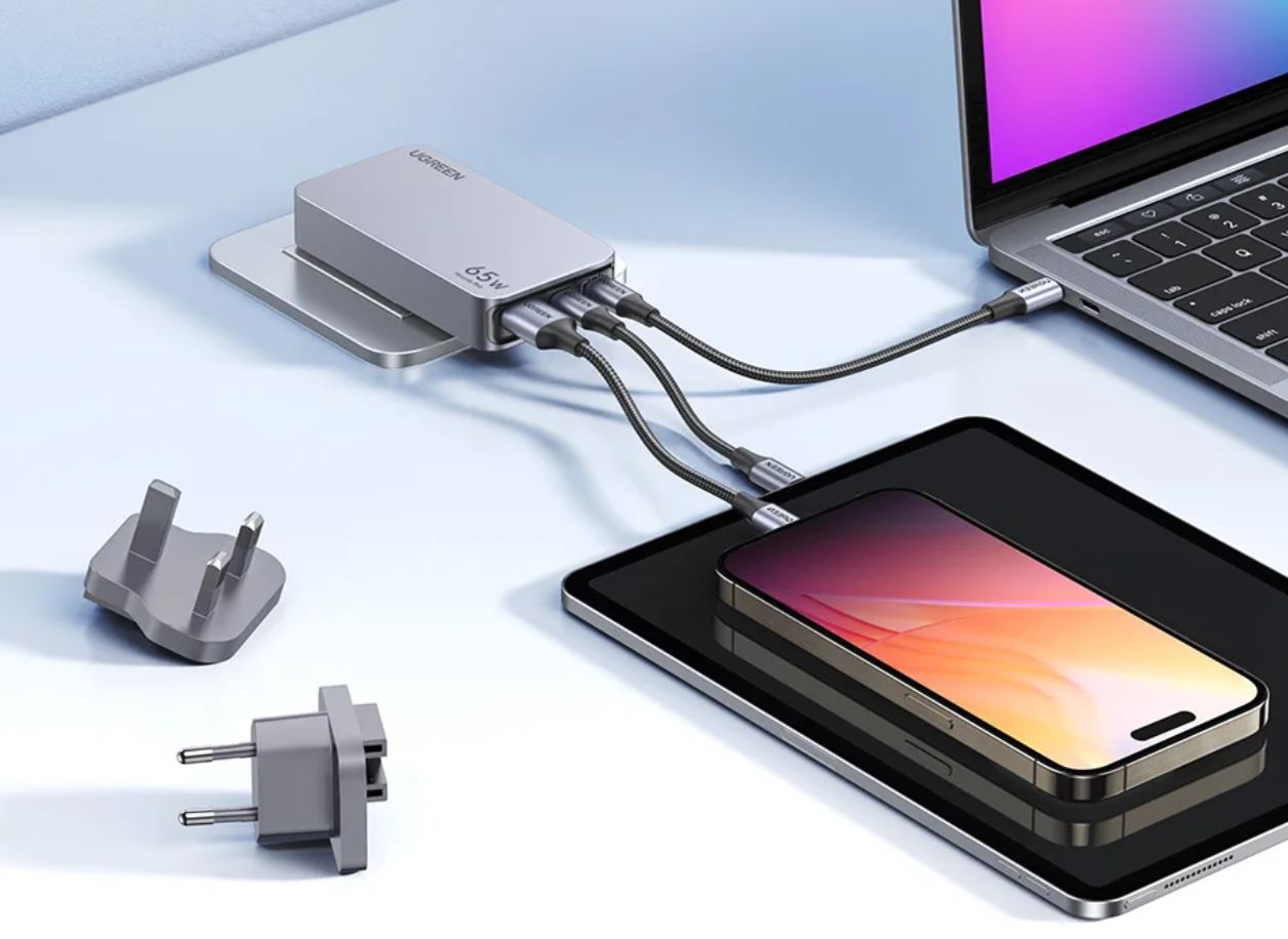 Плоская зарядка для Айфона. Зарядное устройство UGREEN впечатляет габаритами и небольшим весом. Плоская зарядка для Айфона. Зарядное устройство UGREEN впечатляет габаритами и небольшим весом. Фото.