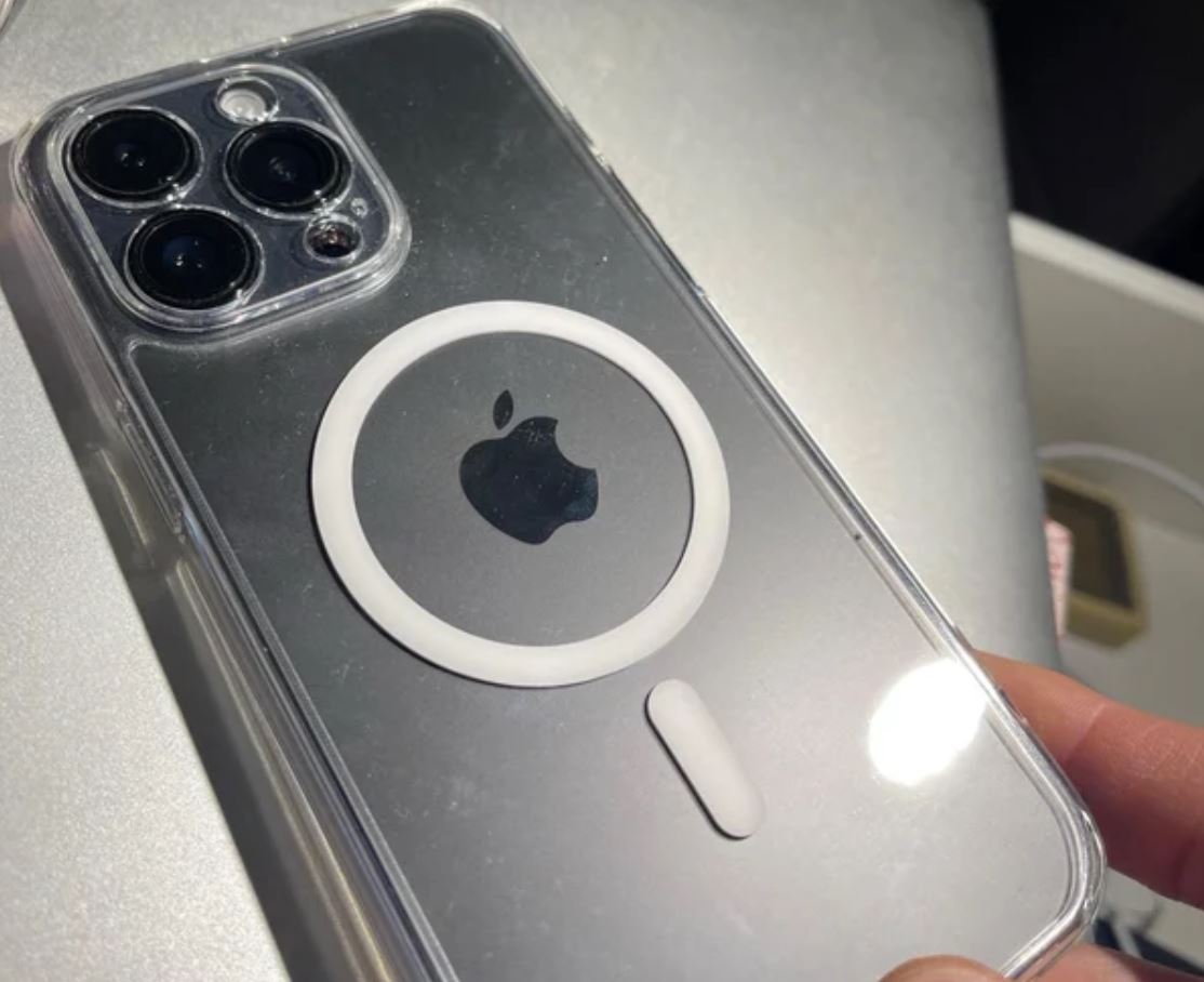 Прозрачный чехол на Айфон. Классный чезол от UGREEN не знает износа: сделан из качественного силикона и не желтеет! Фото.