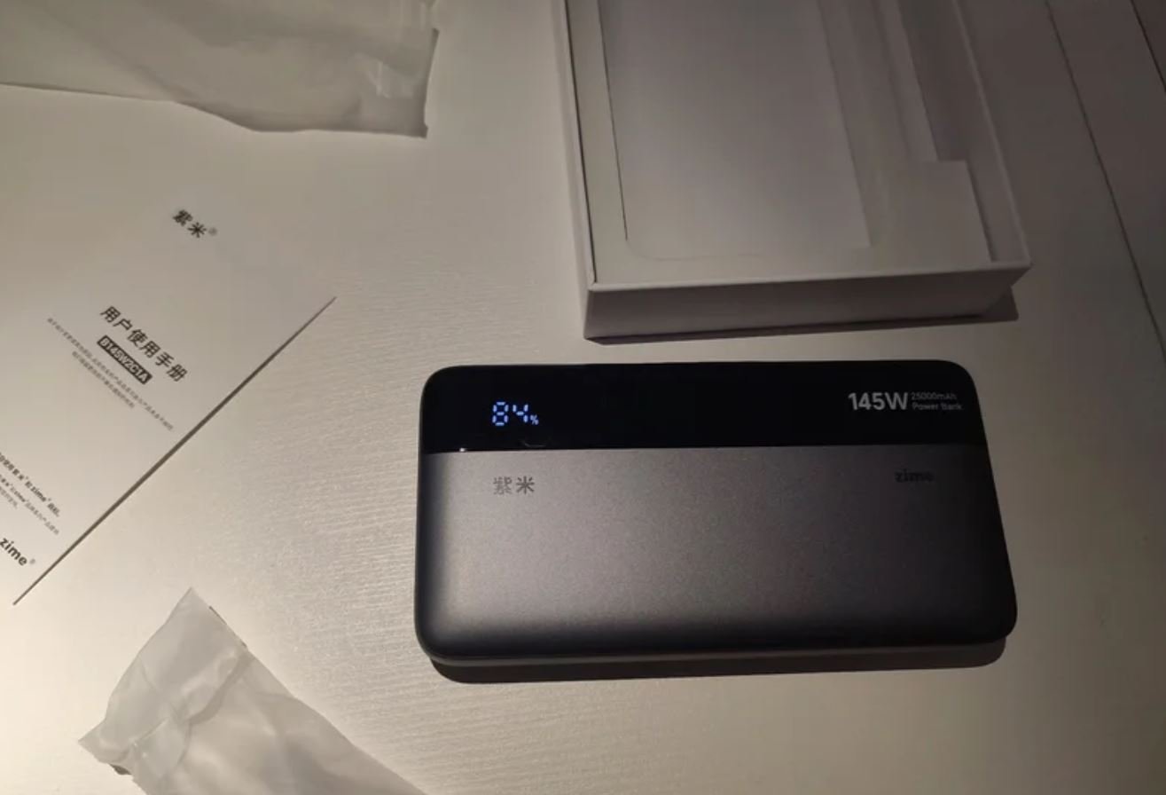 Мощный повербанк с быстрой зарядкой. Повербанк действительно выдает указанную мощность — такое редко встретишь на рынке. Фото.