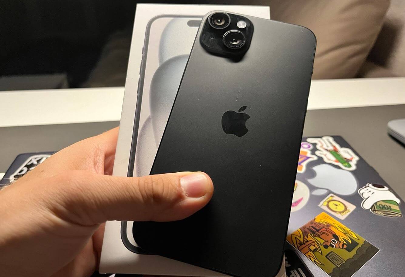 Что лучше: Айфон 15 или OnePlus 15. iPhone 15 хоть и неплох по сей день, но менее выгоден на фоне OnePlus 15. Фото.