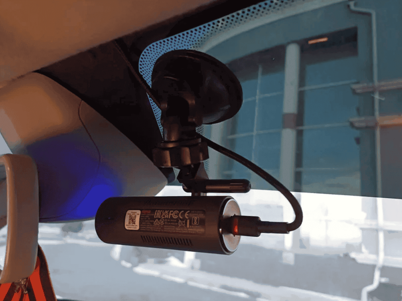 Видеорегистратор 70mai. Регистратор занимает минимум места на стекле. Фото.