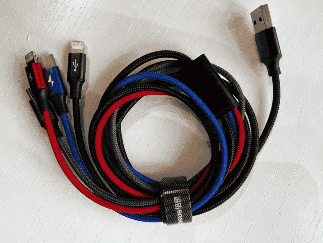 Универсальный зарядный провод. Кабель оснащен сразу несколькими штекерами. Фото.