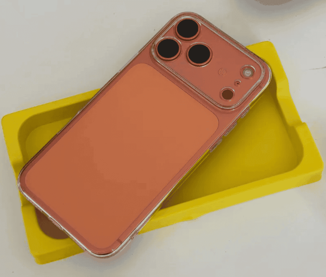 Прозрачный чехол для айфона. Чехол подчеркивает дизайн iPhone. Фото.