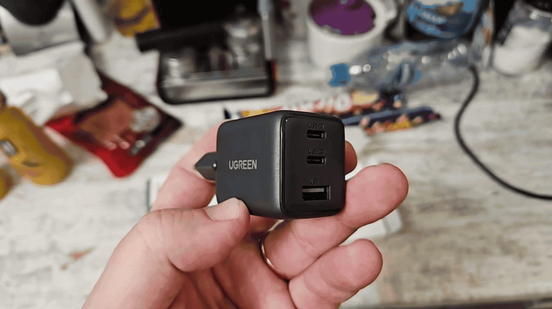 Хорошая зарядка для айфона. Блок компактный и может заряжать несколько устройств. Фото.