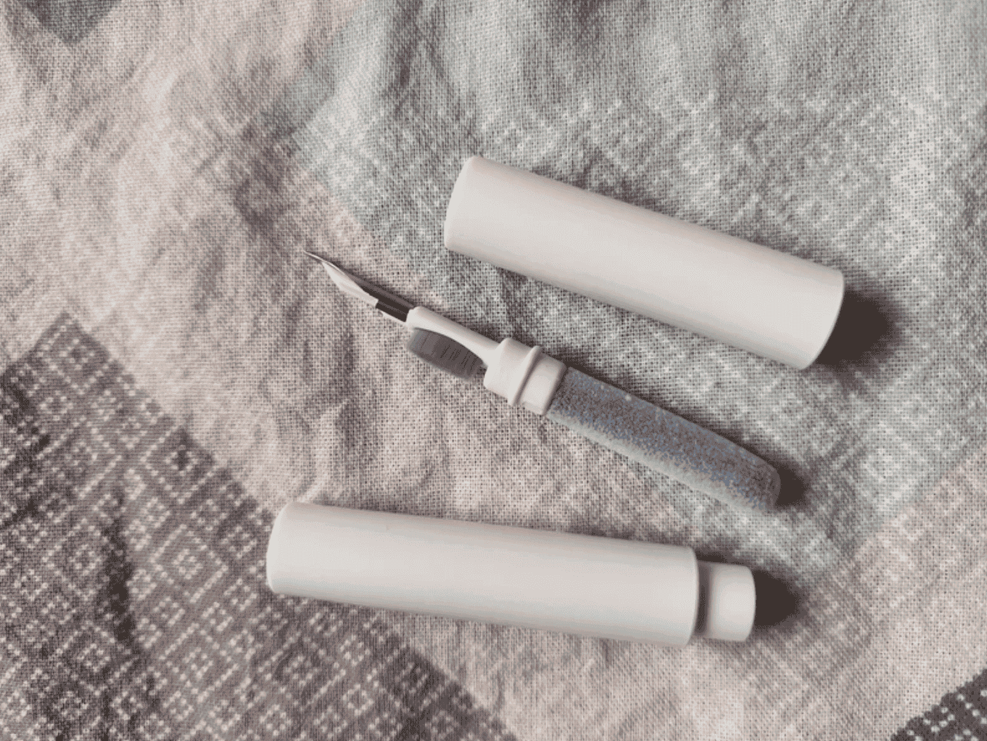 Набор для чистки наушников. С таким набором легко привести в порядок не только AirPods, но и любые другие наушники. Фото.