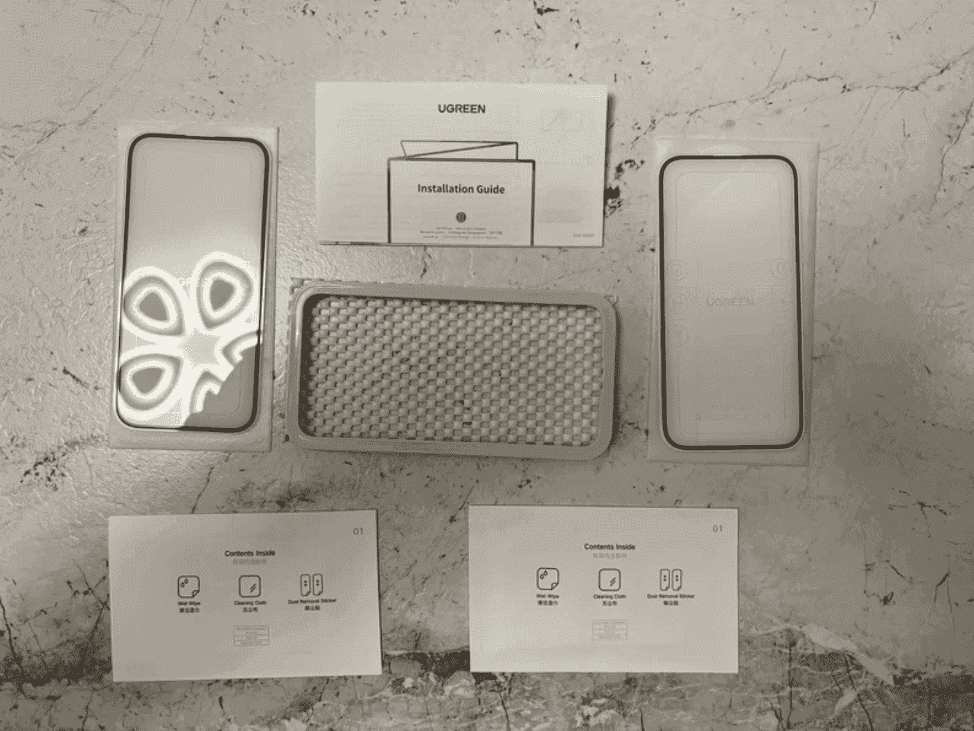 Защитное стекло для iPhone. В комплекте идет два защитных стекла. Фото.