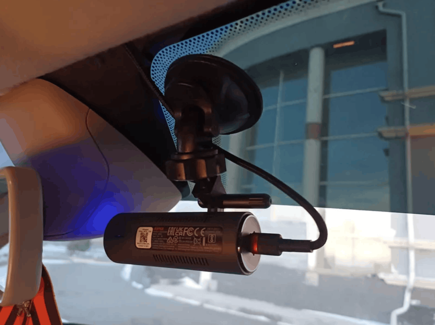 Видеорегистратор 70mai. Регистратор занимает минимум места на лобовом стекле. Фото.