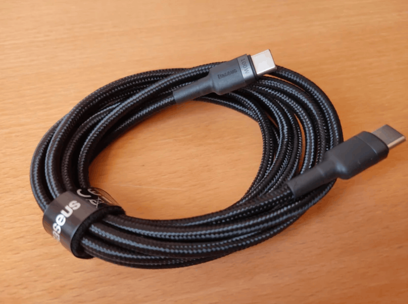 Провод для зарядки iPhone. Провод защищен тканевой оплеткой и прослужит вам долго. Фото.