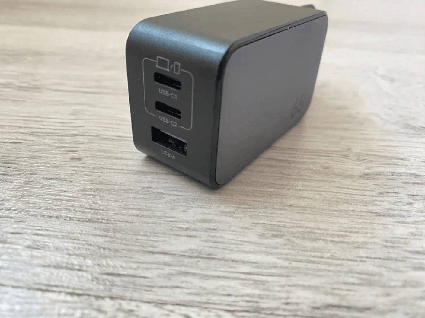 Зарядка для айфона. Этот блок питания подойдет не только к iPhone, но и другой технике. Фото.