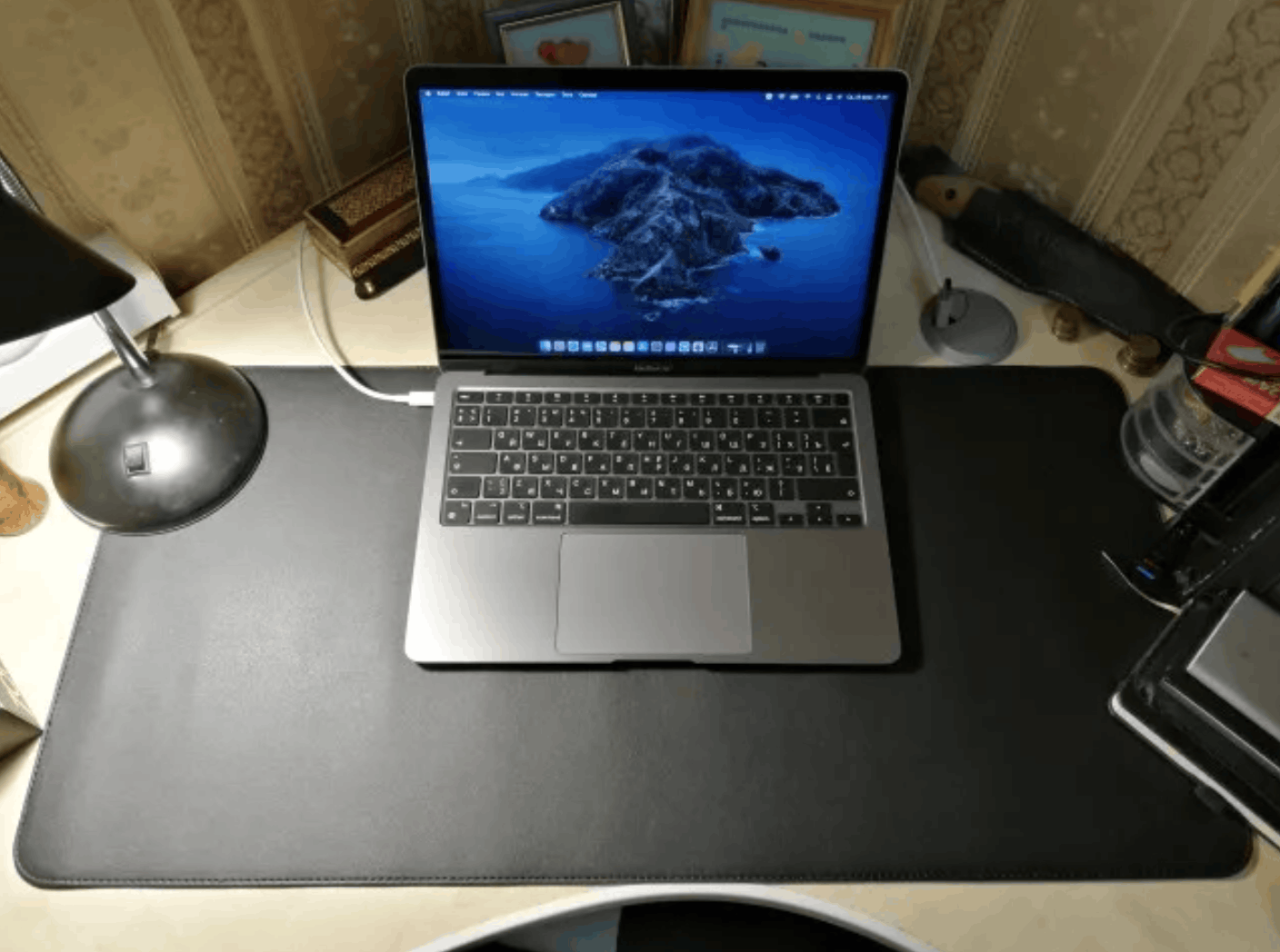 Большой коврик для мыши. Такой коврик накрывает почти весь стол. Фото.